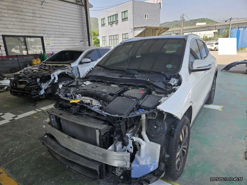 2021 Mercedes-Benz GLA220, photograph 2