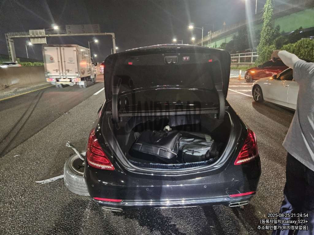 2017 Mercedes-Benz MercedesMaybach S500 4Matic, photograph 3