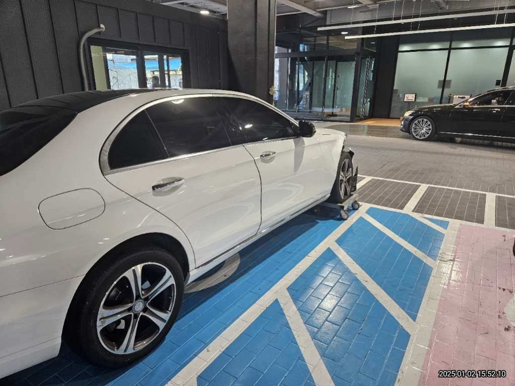 2017 Mercedes-Benz E300 4Matic, photograph 4