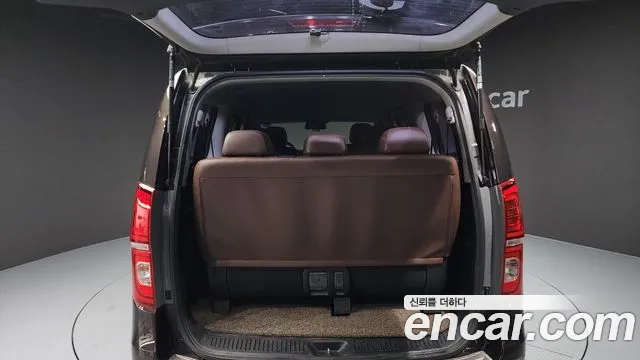 2018 Hyundai Starex Urban 9-Seater, photograph 2