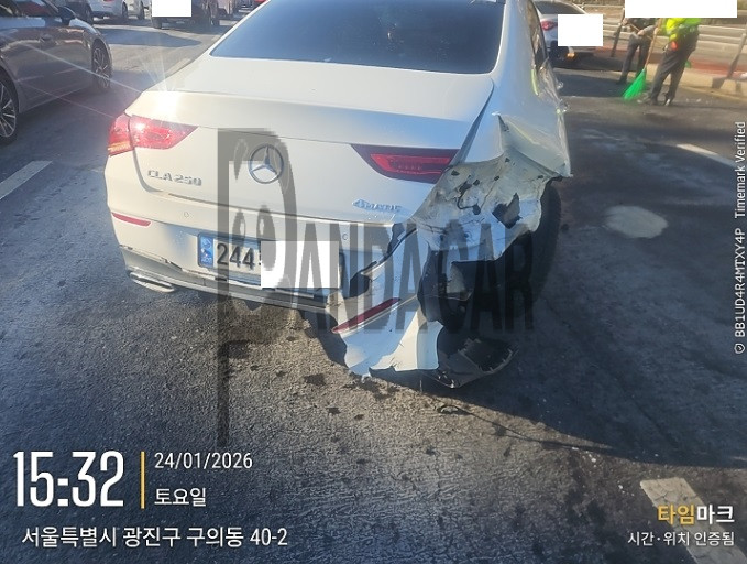 2021 Mercedes-Benz CLA250 4MATIC, photograph 3
