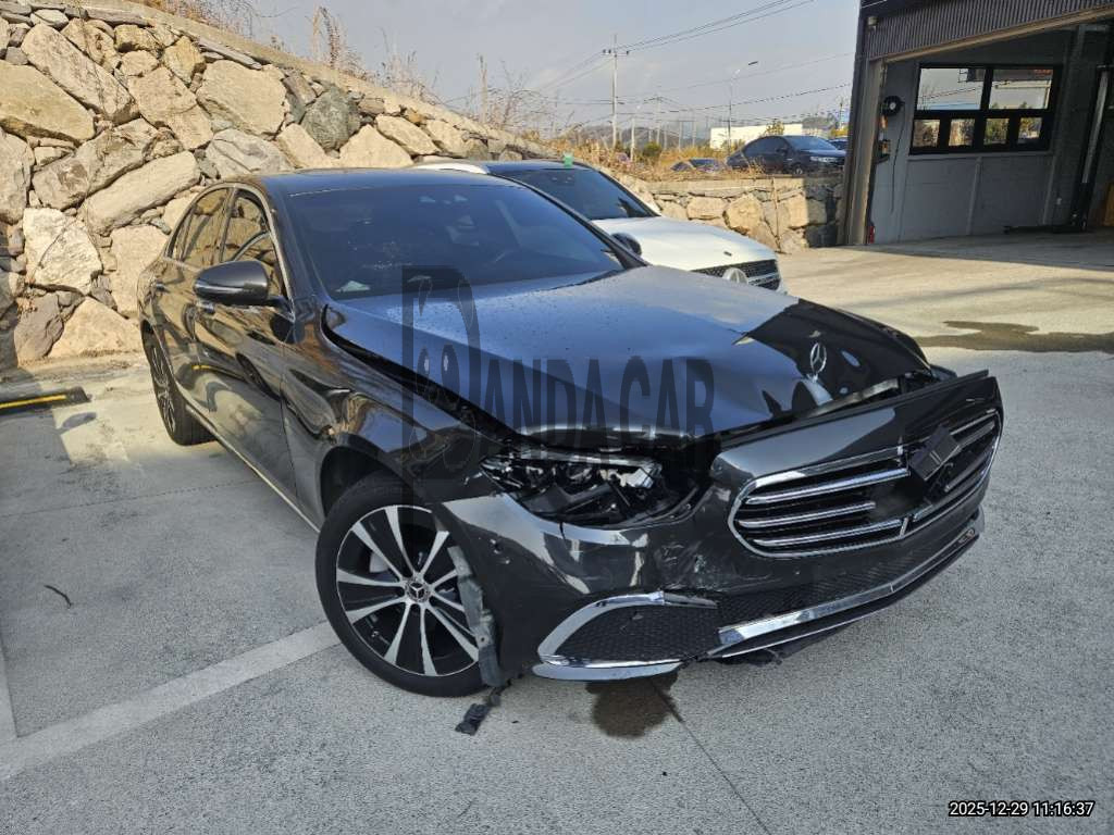 2021 Mercedes-Benz E300 e 4MATIC, photograph 2