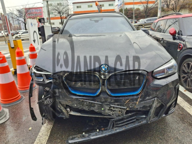 2024 BMW iX3 M Sport, photograph 2