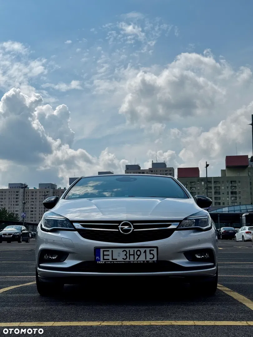 2018 Opel Astra, photograph 2