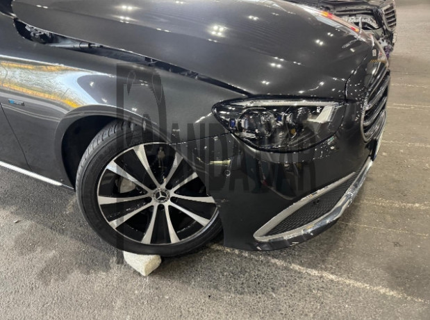 2021 Mercedes-Benz E300 e 4MATIC, photograph 3
