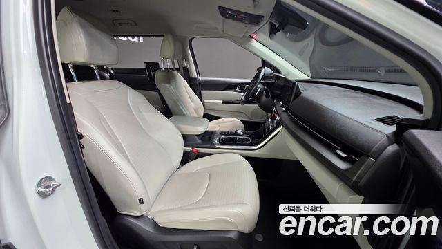 Kia Canival Gasoline 7-Seater Signature — photo 1 of 20