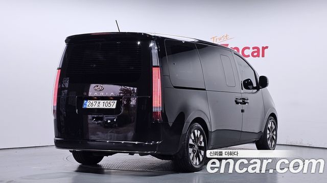 Hyundai Staria 4WD Lounge 9-Seater — photo 1 of 20