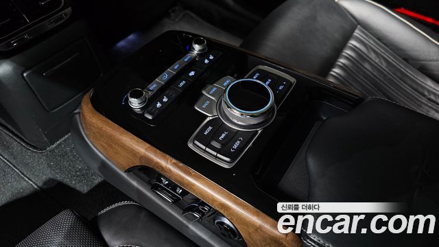 Genesis G90 5.0 AWD — photo 1 of 20