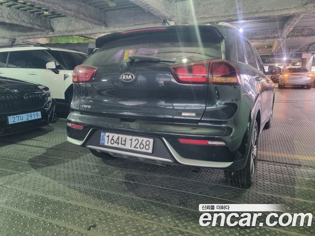 Kia Niro Luxury — photo 1 of 20