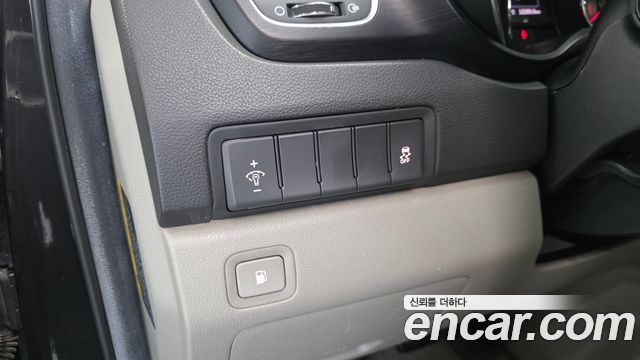 Kia Canival 11-seater Luxury — photo 1 of 20