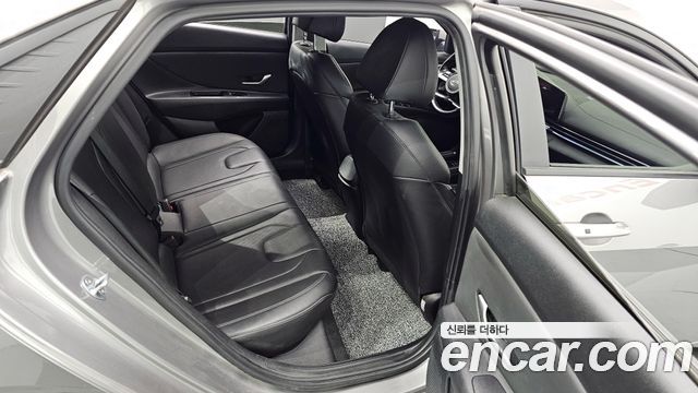 Hyundai AVANTE 1.6 — photo 1 of 20
