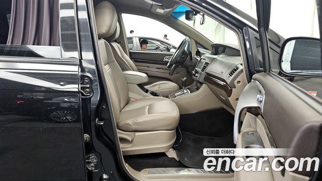 KG_Mobility_Ssangyong KORANDO 4WD Chateau 11-seater — photo 1 of 20