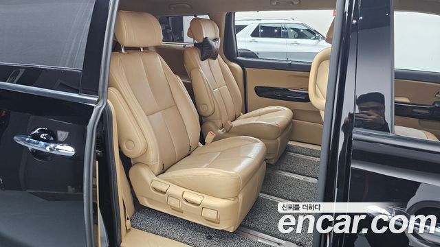 Kia Canival Gasoline 7-Seater Limousine — photo 1 of 20