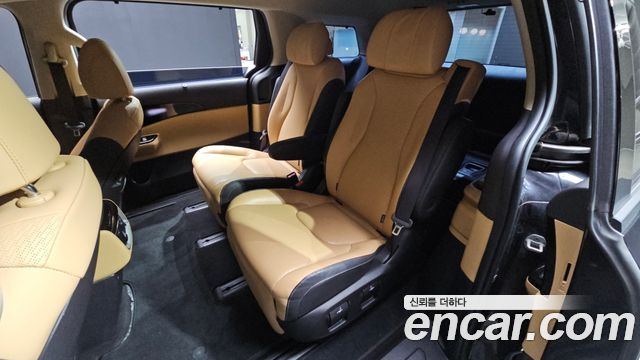 Kia Canival Gasoline 7-Seater Signature — photo 1 of 32