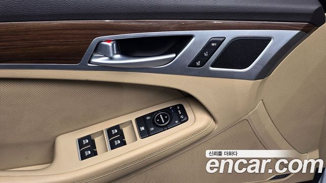 2015 Hyundai Genesis G330 Premium AWD, photograph 3