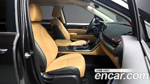 Kia Canival Diesel 9-Seater Prestige — photo 1 of 30