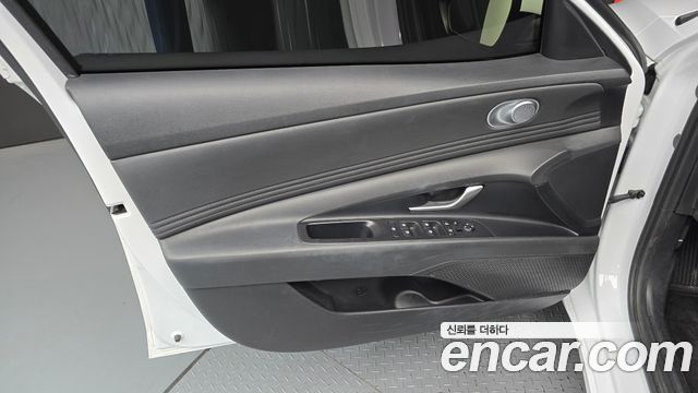 Hyundai AVANTE 1.6 — photo 1 of 33