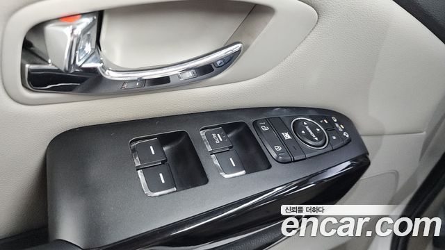 Kia Canival 9-Seater Prstige — photo 1 of 33