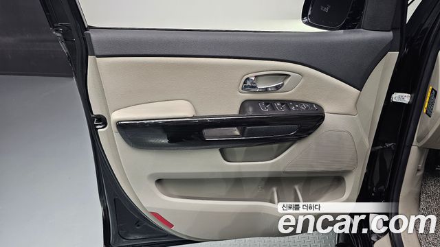 Kia Canival 9-Seater Prstige — photo 1 of 30