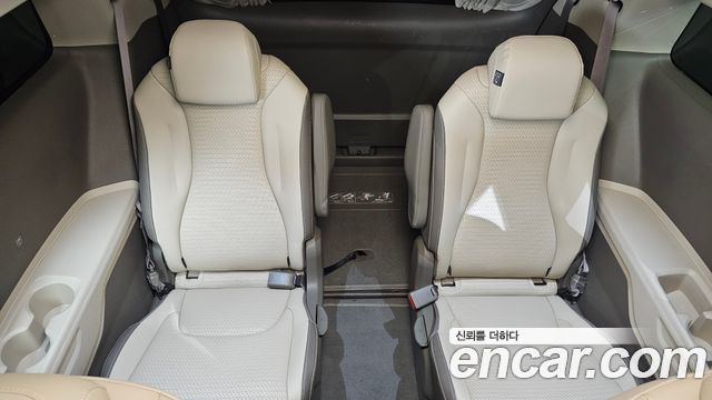 Kia Canival Diesel 9-Seater Hi-Limousine — photo 1 of 40