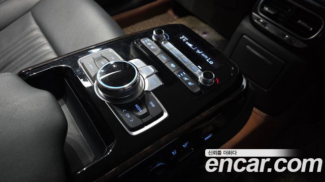 Genesis G90 3.8 — photo 1 of 30