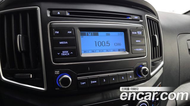 Hyundai Starex Wagon 12-Seater — photo 1 of 29