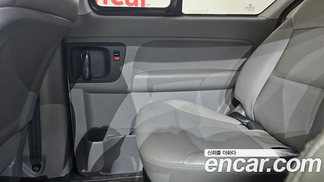 Hyundai Starex 11-Seater Wagon — photo 1 of 31