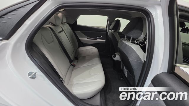 Hyundai AVANTE 1.6 — photo 1 of 32