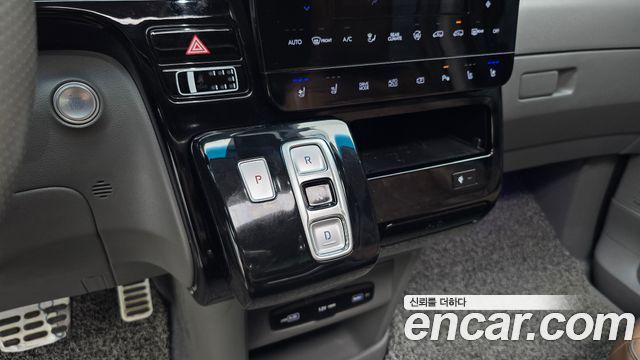 Hyundai Staria 4WD Lounge 9-Seater — photo 1 of 32