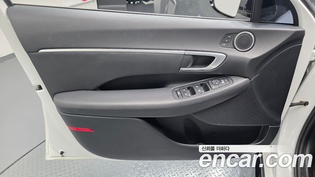 Hyundai Sonata 2.0 — photo 1 of 33