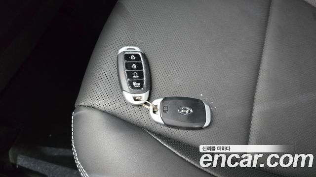 Hyundai Venue 1,6 Premium — photo 1 of 31
