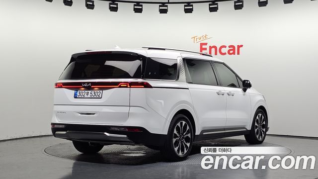 Kia Canival Diesel 9-Seater Signature — photo 1 of 30