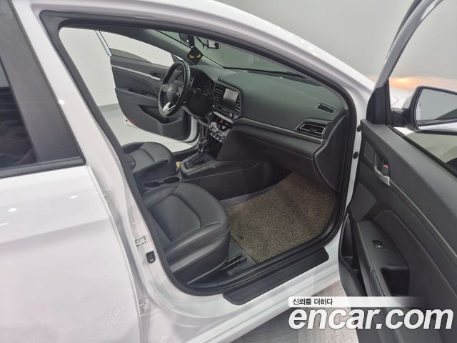 Hyundai AVANTE 1.6 — photo 1 of 20