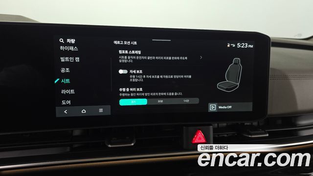 Kia Canival Gasoline 7-Seater Signature — photo 1 of 39