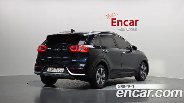 Kia Niro Prestige — photo 1 of 20