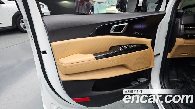 Kia Canival 7-Seater Signature — photo 1 of 31