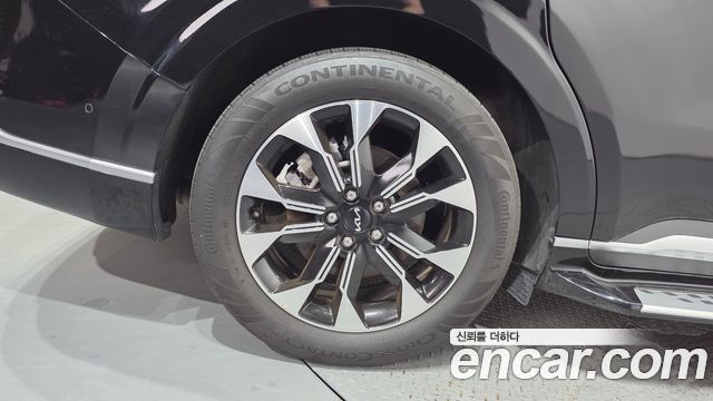 Kia Canival Gasoline 7-Seater Hi-Limousine — photo 1 of 37