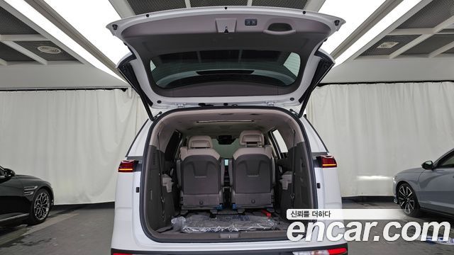 Kia Canival Gasoline 7-Seater Signature — photo 1 of 20