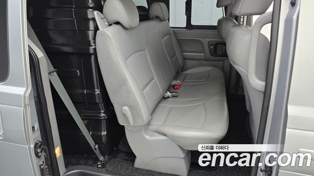 Hyundai Starex Van 5-Seater — photo 1 of 31