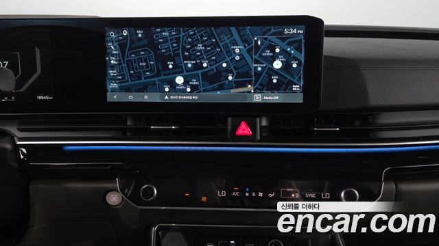Kia Canival Diesel 7-Seater Gravity — photo 1 of 20