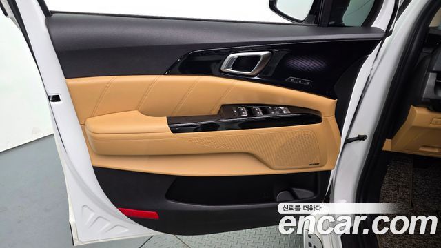Kia Canival Gasoline 9-Seater Signature — photo 1 of 33