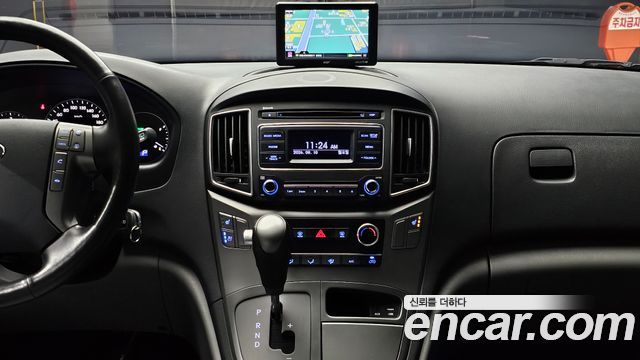 Hyundai Starex Van 5-Seater — photo 1 of 20