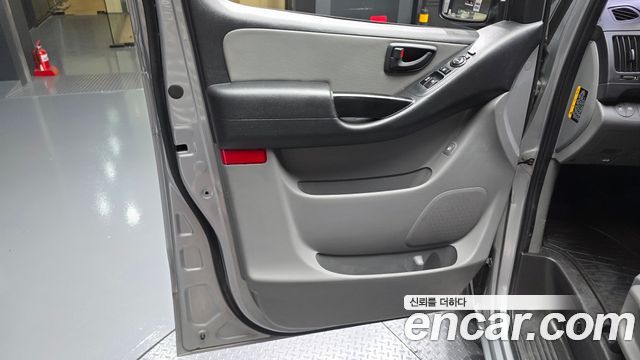 Hyundai Starex 12-Seater Wagon — photo 1 of 30