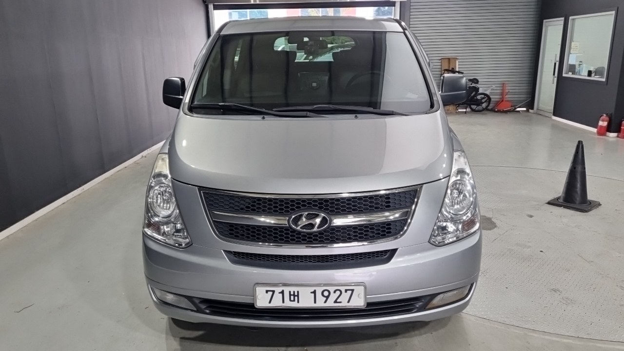 Hyundai Starex 11-Seater Wagon — photo 1 of 18