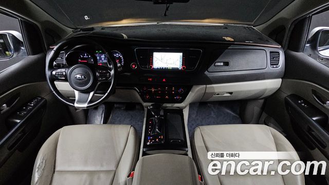 Kia Canival 9-seater Luxury — photo 1 of 20