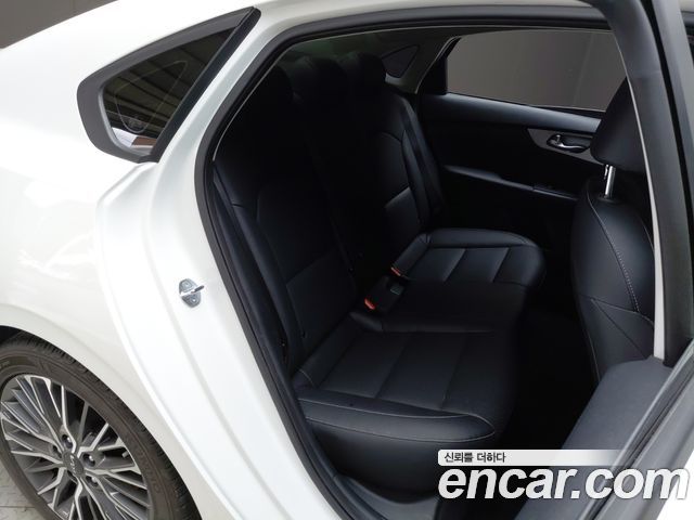 Kia K3 1.6 — photo 1 of 26