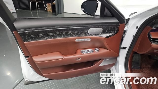 Genesis G90 Gasoline 3.5 Turbo e-S/C AWD — photo 1 of 33