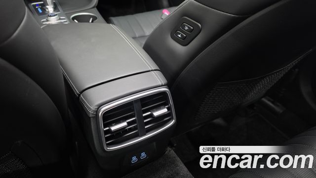 Genesis G70 Gasoline 2.5T 4WD — photo 1 of 37