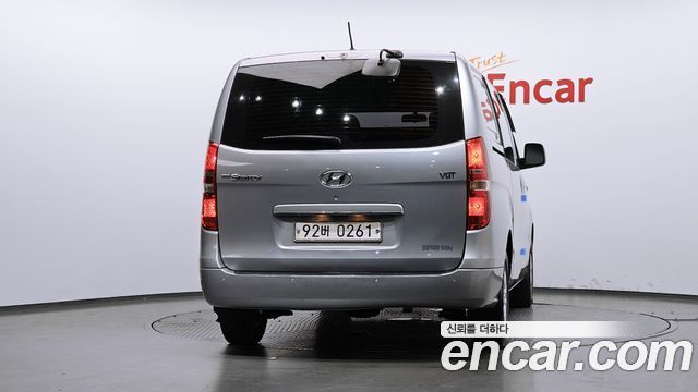 Hyundai Starex Van 5-Seater — photo 1 of 33