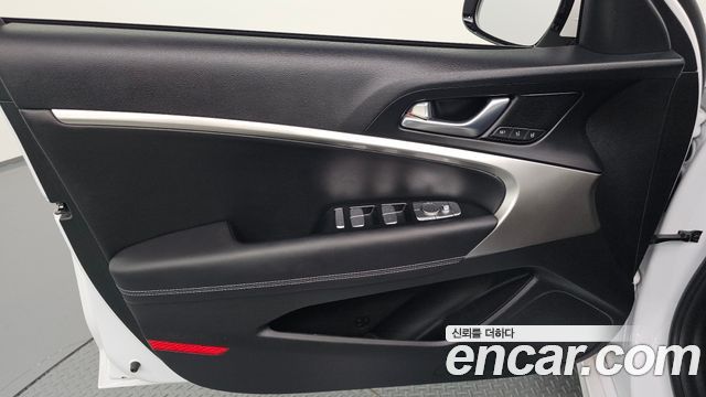 Genesis G70 Gasoline 2.0T 4WD — photo 1 of 33